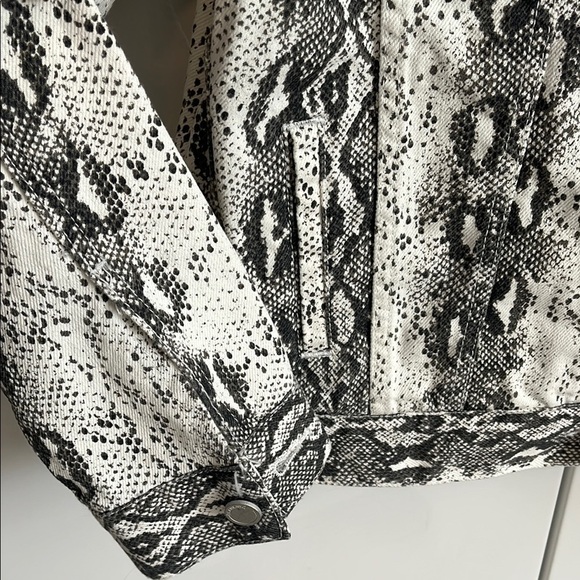 BLANK NYC NWOT Women's Oversized Snake Print Denim Jean Jacket, Size XS - Picture 3 of 10